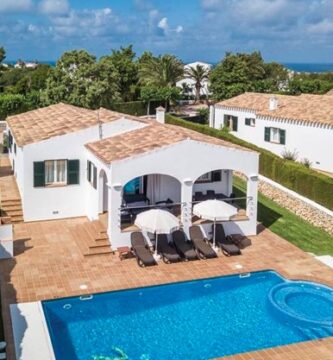 Descubre por qué alojarte en una villa privada es la mejor forma de vivir la isla más tranquila del Mediterráneo