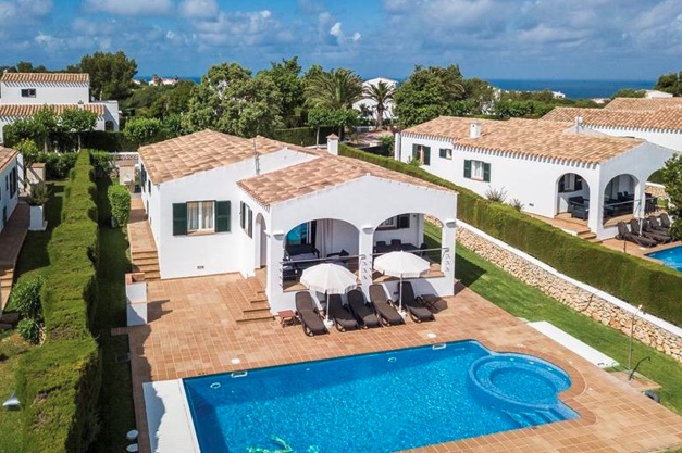 Descubre por qué alojarte en una villa privada es la mejor forma de vivir la isla más tranquila del Mediterráneo